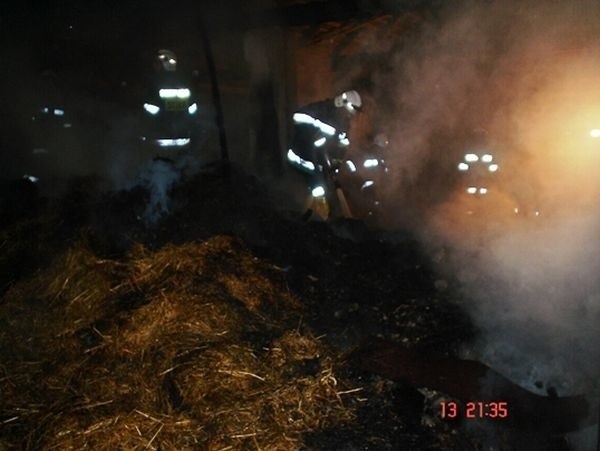 Spaleniu uległa część dachu oraz około trzech ton słomy.