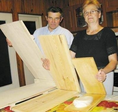 Przy produkcji klinków wykorzystuje się tzw. praski. Do przygotowania rekordowej wielkości sera służyła praska, którą na zdjęciu prezentuje Romuald Lewicki, mąż pani Walentyny.