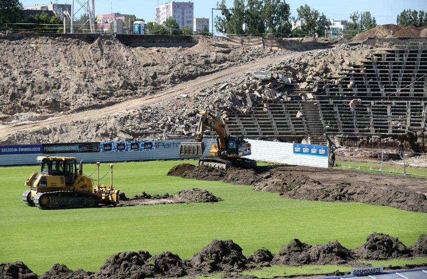 Trwa wymiana murawy na stadionie Pogoni [ZDJĘCIA]