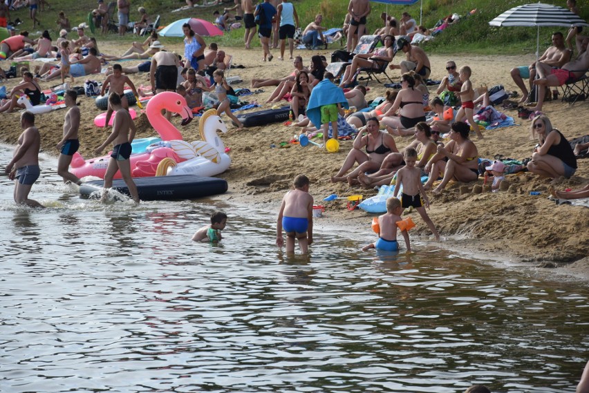 Mnóstwo odpoczywających nad zalewem w Jastrzębiu. Nie brakowało amatorów kąpieli [ZDJĘCIA]