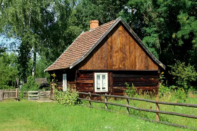 W Kujawsko-Pomorskiem można znaleźć wiele ciekawych ofert na zakup małego, drewnianego domku w korzystnej cenie. Mały drewniany dom za miastem to obiekt marzeń wielu mieszkańców regionu. Wybraliśmy oferty drewnianych domów na sprzedaż.Zobaczcie na następnych stronach oferty z serwisu otodom.pl. Wystarczy przesunąć zdjęcie gestem lub nacisnąć strzałkę w prawo.