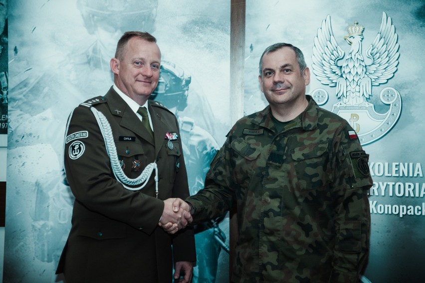 Płk Edward Chyła (po lewej), nowy komendant Centrum...