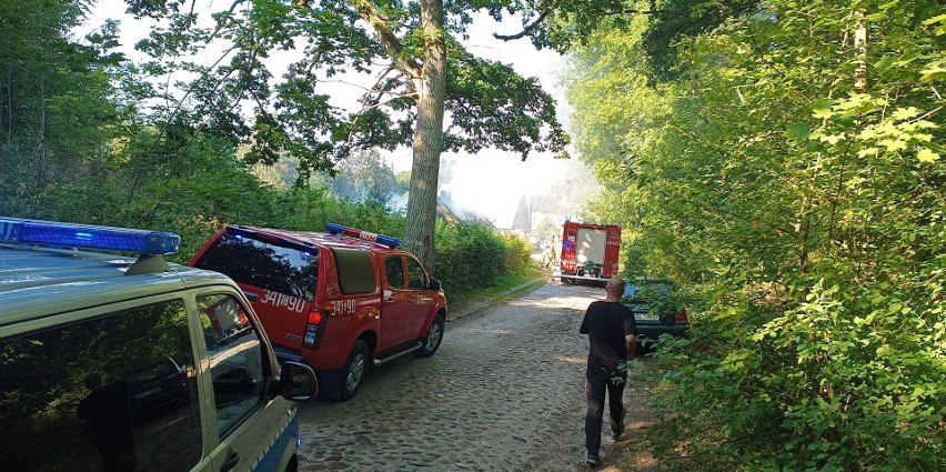 Pożar domu w Skarszewie Dolnym. Działania strażaków trwają