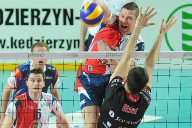 Starcie środkowych podczas zeszłorocznego półfinału play off. Patryk Czarnowski z ZAKSY atakuje obok rąk Grzegorza Kosoka.