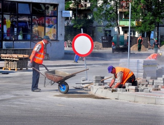 Prace przy przebudowie skrzyżowania w centrum Tarnobrzega są prowadzone w ekspresowym tempie.