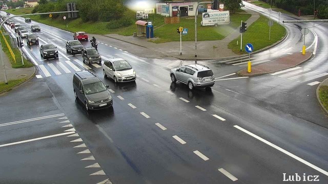 Na autostradzie A1 z Gdańska tradycyjnie już w weekendy tworzą się korki. Tym razem zator utworzył się na bramkach pod Toruniem. Jak donoszą kierowcy na wyjazd trzeba czekać już 15 minut. Zobacz także: Przestępcy z Kujawsko-Pomorskiego. Zobacz czy nie mieszkają obok Ciebie? [ZDJĘCIA] NowosciTorun 