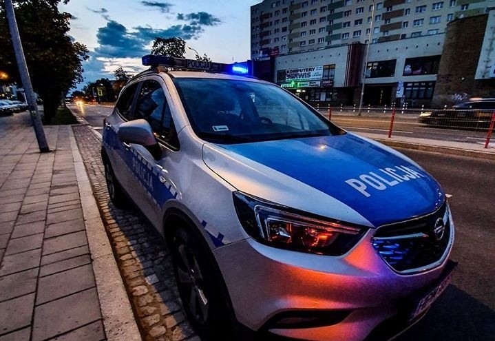Białystok. Policjanci uratowali nieprzytomnego 65-latka, który zasłabł w swoim domu