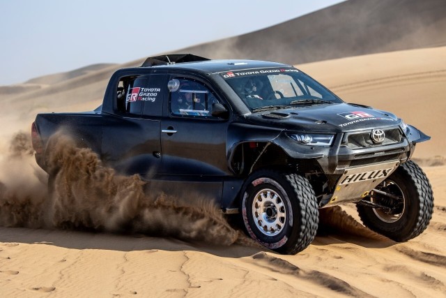 Toyota GR DKR Hilux T1TOYOTA GAZOO Racing wystawi w Rajdzie Dakar 2022 zupełnie nowy samochód, zgodny z nowymi regulacjami dla kategorii T1. Toyota GR DKR Hilux T1+ jest mocniejsza i jeszcze lepiej przygotowana do ekstremalnej jazdy po pustyni. Fot. Toyota