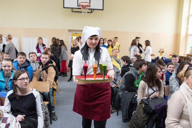 Podczas spotkania w Rolniczaku uczniowie serwowali gościom zdrowe koktajle owocowe i warzywne oraz owsiane ciasteczka