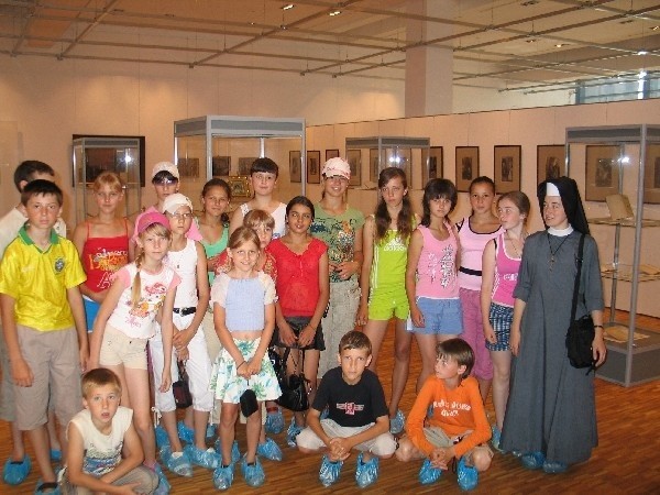 Dla tych polskich dzieci z Ukrainy to pierwsza wizyta w Polsce. Nz. zwiedzanie ekspozycji w Muzeum Narodowym Ziemi Przemyskiej.