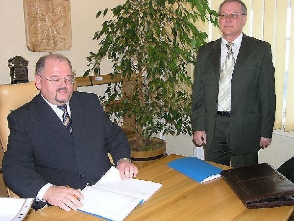Stanisław Plewako podpisuje w gabinecie  starosty ostatnie dokumenty przed przejęciem  kupionego przez powiat majątku "Pow-Mediki"