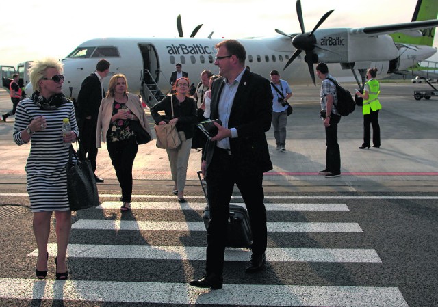 Pierwsze chwile po wylądowaniu w Rydze. Członkowie delegacji Radomia i zaproszeni goście mają dziś wrócić do Radomia powrotnym samolotem linii Air Baltic.