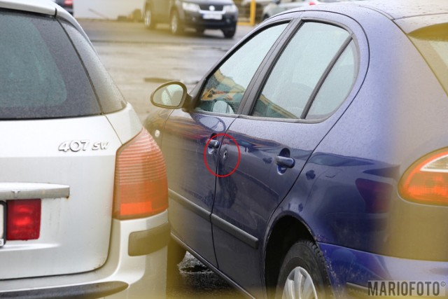 Policjant odskoczył na bok i oddał strzały w celu unieruchomienia tego pojazdu. Ostatecznie oba samochody zostały zatrzymane.