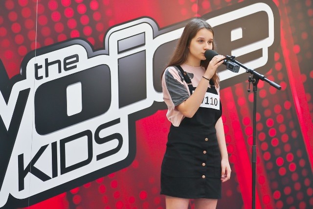 Młodzi wokaliści w Magnolia Park próbują zakwalifikować się do programu The Voice Kids. Do zamknięcia centrum, czyli do godziny 22, potrwają regionalne eliminacje do drugiej edycji programu.