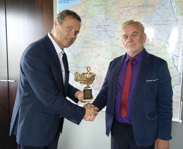 Nagrodę z rąk Sławomira Baćkowskiego, dyrektora radomskiego oddziału "Echa Dnia" odebrał Zygmunt Kobylarczyk, prezes firmy Zyko-Dróg.