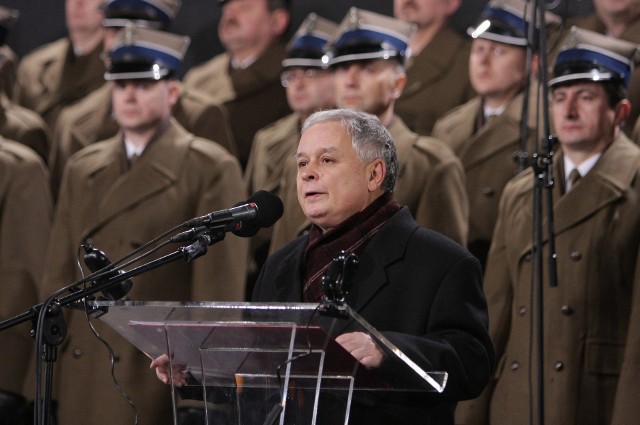 Lech Kaczyński podczas uroczystości ku czci ofiar zbrodni katyńskiej "Katyń - Pamiętamy" na Placu Piłsudskiego w Warszawie w 2007 roku.