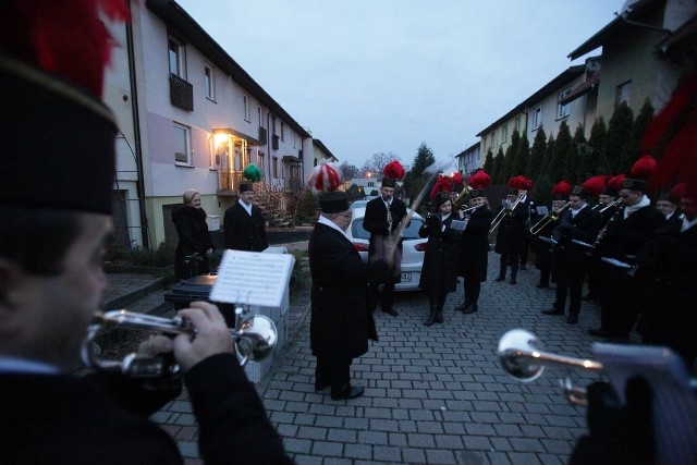 Barbórka 2014: Koncert orkiestry góniczej w Tarnowskich Górach przed domem dyrektora