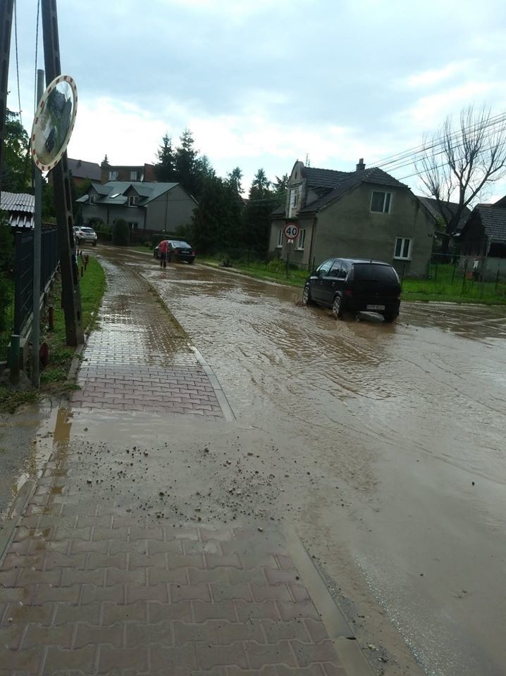 Ulewa w Zastowie. Podtopione podwórka, zalana droga powiatowa