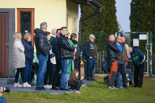 W niedzielnym meczu świętokrzyskiej piłkarskiej klasy okręgowej, Łysica Bodzentyn wygrała z Zenitem Chmielnik 4:0. Byłeś na meczu? Znajdź się na zdjęciach. >>>>>Zobacz kolejne zdjęcia. Przesuwaj zdjęcia w prawo - naciśnij strzałkę lub przycisk NASTĘPNE GDZIE SĄ CHŁOPCY Z TAMTYCH LAT, CZYLI CO DZIŚ ROBIĄ BYŁE GWIAZDY VIVE KIELCE [ZDJĘCIA] [B]POLECAMY RÓWNIEŻ:[/B][tabela][tr][td sz=300]IGOR KARACIĆ SIĘ ZARĘCZYŁ. ZOBACZ JEGO PIĘKNĄ WYBRANKĘ[/td][td sz=300]PIĘKNOŚĆ Z UKRAINY. ZOBACZ PARTNERKĘ ARTIOMA KARALIOKA[/td][/tr][td]BYŁY ZAWODNIK VIVE KIELCE JEST CZOŁOWYM POKERZYSTĄ ŚWIATA. WYGRYWA MILIONY DOLARÓW