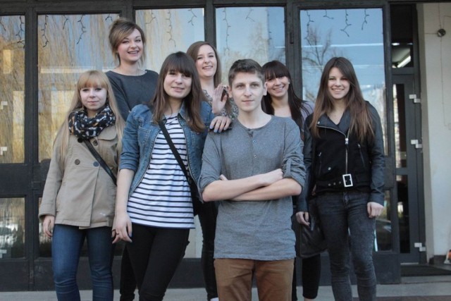 Kacper na zdjęciu ze swoimi  koleżankami z klasy z Zespołu Szkół nr 3 w Puławach
