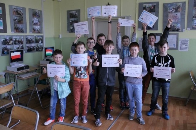 Mistrzowie Kodowania z białobrzeskiej szkoły podstawowej zdobyli certyfikaty w czasie Godziny Kodowania.