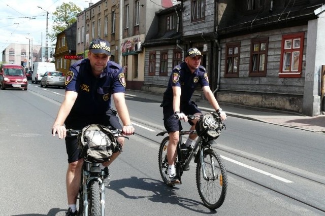Strażnicy na rowerach pojawiają się nie tylko w parkach, ale też w centrum miasta.