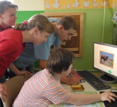 Ala pokazuje swoim kolegom i koleżankom: Paulinie, Piotrowi i Andżelice swój ulubiony program komputerowy