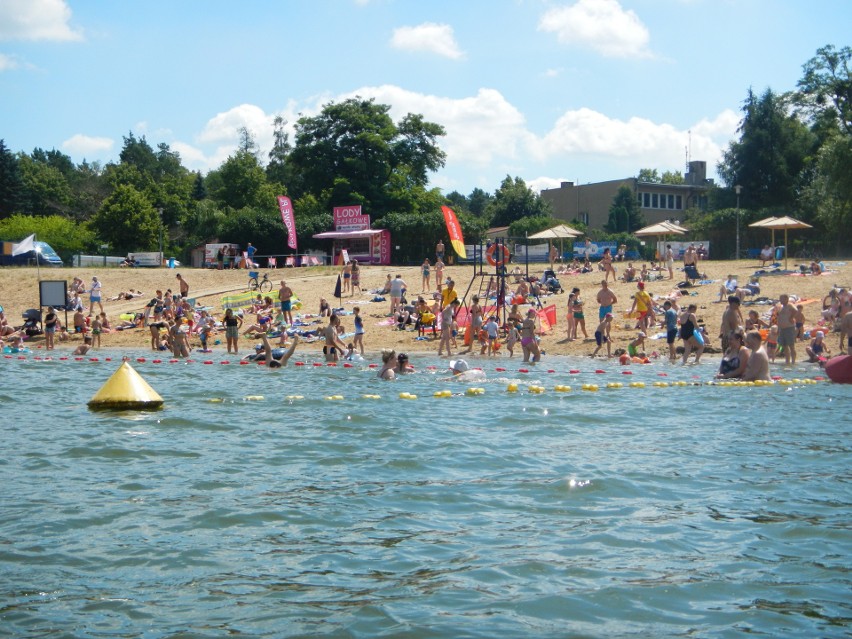 Tłumy na plaży w Pieczyskach, tłoczno od łodzi na Zalewie Koronowskim 