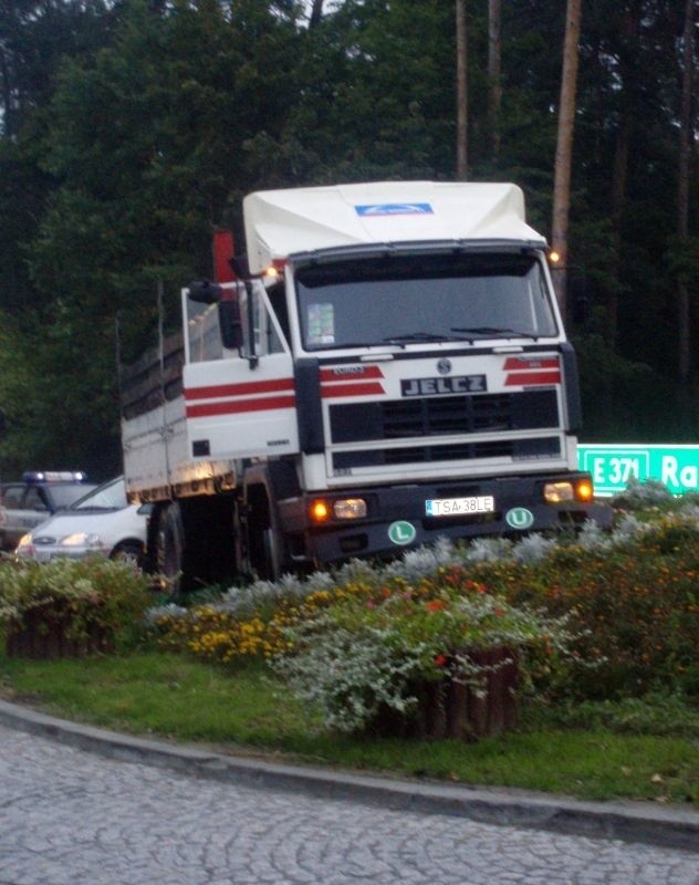 Jesienią ubiegłego roku, na rondzie w Nowej Dębie tir wiozący jabłka wjechał na wyspę. Kierowca twierdził, że tak się stało, gdyż miał za mało miejsca wykonanie manewru skrętu. To jeden z kilku kierowców, który nie podołał zbyt wąskiemu rondu.