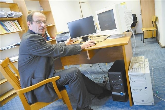 - Za pieniądze z dotacji wymienimy stare komputery na nowe - mówi prof. Marek Grochalski, prorektor ds. studentów UO. (fot. Sławomir Mielnik)