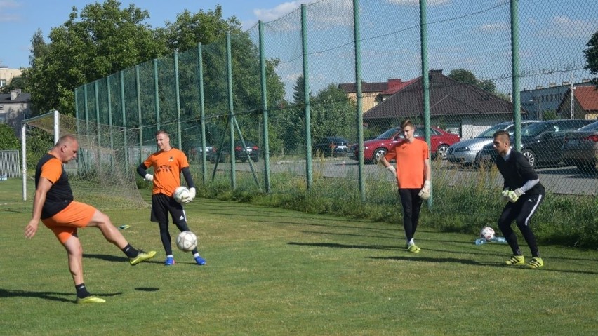 Na pierwszym treningu piłkarzy KSZO Ostrowiec trener Marcin Wróbel obserwował paru nowych graczy