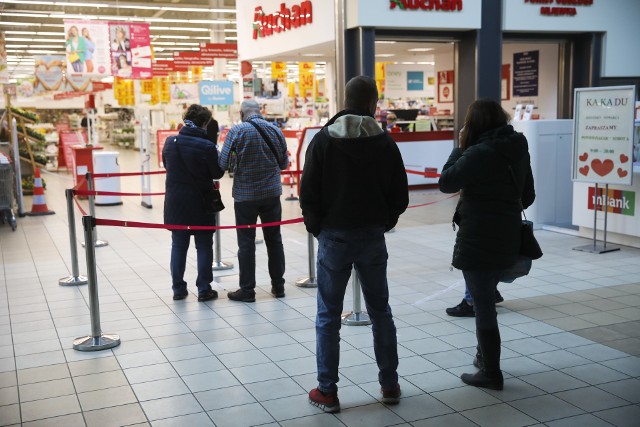 Tak w sobotę przed południem wyglądała sytuacja przed krakowskimi sklepami i na placach targowych