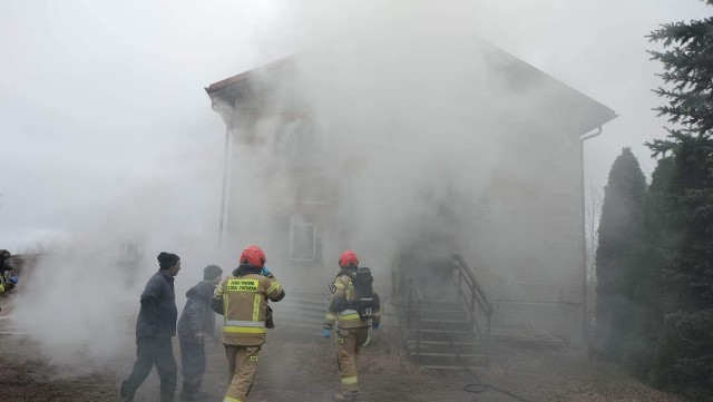 Strażacy wynieśli mężczyznę z płonącego domu. Niestety zmarł w szpitalu.