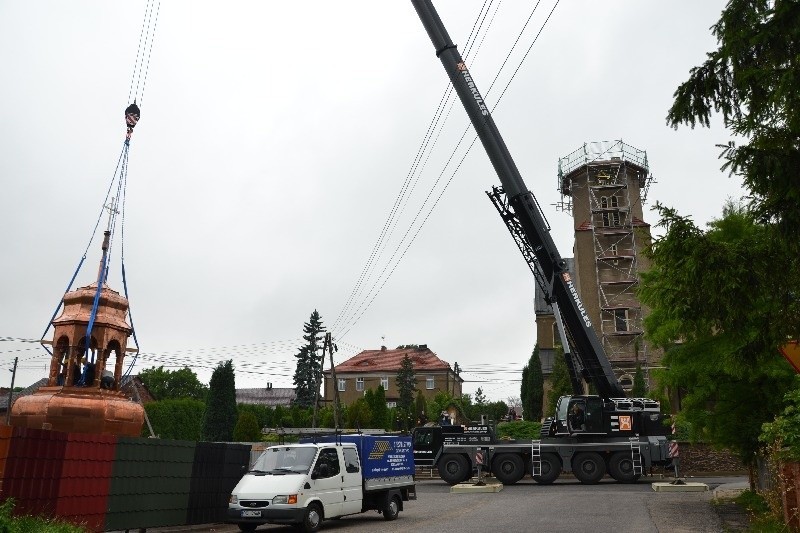 Montaz nowej wiezy na kościele w Bodzanowicach