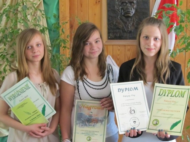 Od lewej: Żaneta Biela, która otrzymała wyróżnienie w konkursie poetyckim w Kielcach, Gabriela Łuc, która zwyciężyła w tym konkursie oraz Patrycja Fira, która otrzymała wyróżnienie na konkursie w Szczekocinach.