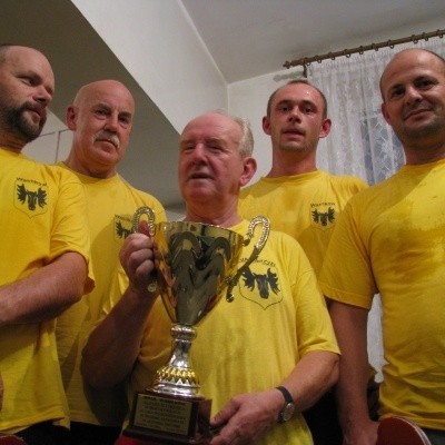 MOAK Wasilków wywalczył puchar IV ligi w składzie (na zdjęciu od lewej): Krzysztof Drozdowski, Wojciech Rafałko, Eugeniusz Zawadzki, Romuald Marczukiewicz i Piotr Rećko.