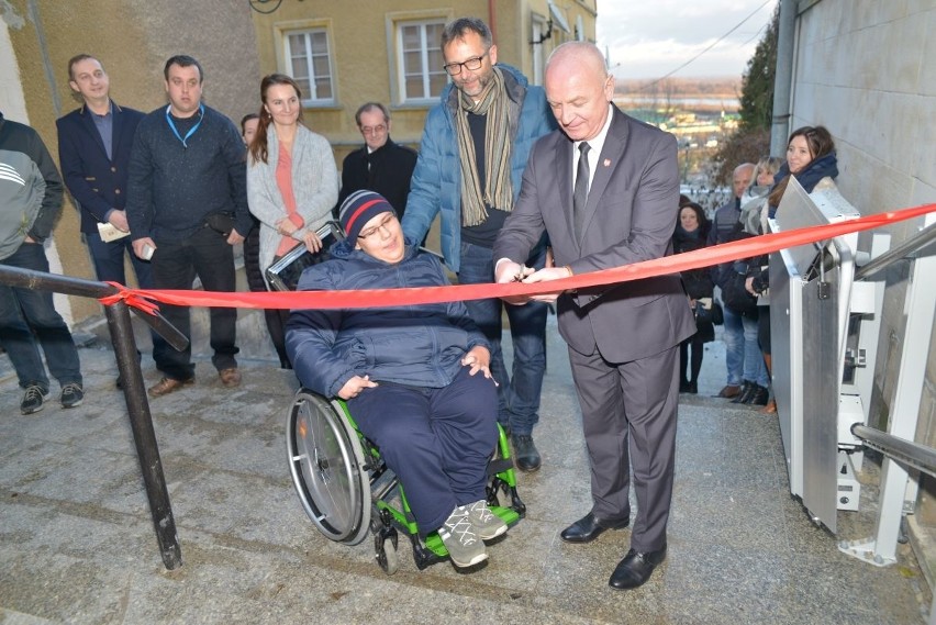 Sandomierskie kino już otwarte dla niepełnosprawnych. Pomogli uczniowie (ZDJĘCIA) 