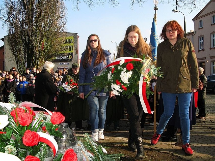 Składanie kwiatów pod pomnikiem AK i Polskiego Państwa...