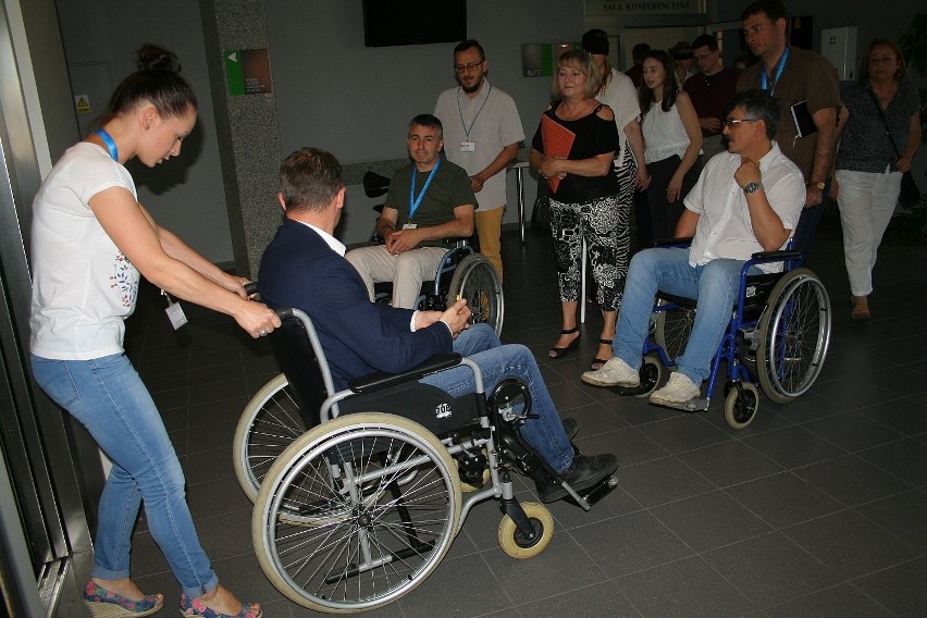 Prezydent Rybnika i urzędnicy na wózkach inwalidzkich. Wczuli się w niepełnosprawnych ZDJĘCIA