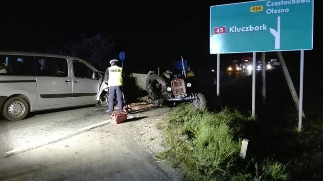 W czwartek w nocy w Bierdzanach traktorzysta wymusił pierwszeństwo na busie. Ranne zostały trzy osoby.