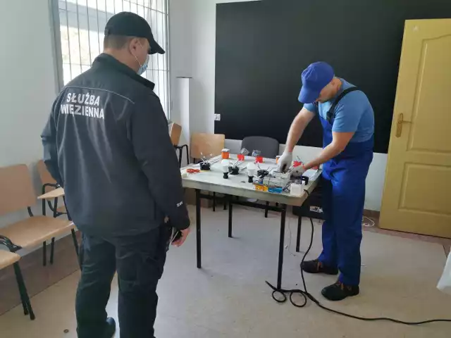 Część więźniów osadzonych w areszcie w Stawiszynie uczy się zawodu elektryka.