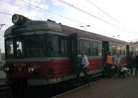 Pociągi wjeżdżające na dworzec Łódź Kaliska mają przymusowy przystanek przed wjazdem na stację, bo zwrotnice i rozjazdy przestawiane są ręcznie, a nie automatycznie.