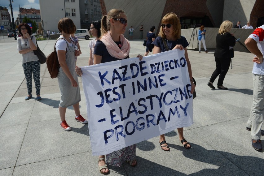 Nauczyciele z całej Polski przyjechali na protest w Toruniu....