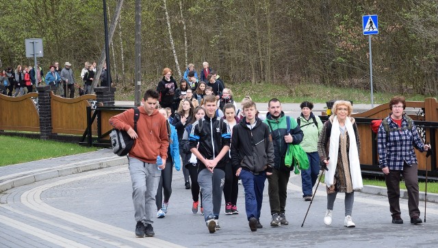 W sobotę w urokliwej Krainie Rummela w Miastku odbyła się już 127. wędrówka "Z Głosem Pomorza w plener", którą zorganizowaliśmy razem z Urzędem Miejskim w Miastku. Pogoda była dla nas bardzo łaskawa. Przeszliśmy około 14 kilometrów. Najliczniejsza była grupa uczniów i nauczycieli z miasteckiego gimnazjum. W naszej wędrówce wzięli także udział turyści m.in. ze Słupska oraz z dalekiego Zawiercia. Była także silna grupa członków Miasteckiego Stowarzyszenia na Rzecz Zwierząt "Bezdomny Kundelek". Oczywiście ze swoimi pupilami. Miło nam zakomunikować, że najprawdopodbniej dwa pieski, które z nami wędrowały, znajdą adopcyjne domy. Pierwszym przystankiem była nowa siedziba Nadleśnictwa Miastko. Zastępca nadleśniczego Krzysztof Major oraz Dagmara Czapiewska-Żółtowłos (specjalista do spraw edukacji i promocji) opowiedzieli o nadleśnictwie i zaprezentowali film m.in. o naszej faunie i florze. A później już wędrowaliśmy piękną Krainą Rummela. Na trasie ukryte były elementy związane z Głosem Pomorza. Wszystkie zostały odnalezione. Osoby, które tego dokonały, zostały nagrodzone upominkami. Meta naszego rajdu znajdowała się na Zielonym Ruczaju. Tam czekała na wszystkich pyszna grochówka z wkładką. Był konkurs wiedzy przyrodnicznej i geograficznej o Miastku, losowanie upominków. Dziękujemy Konradowi Remelskiemu i całemu wydziałowi promocji miasteckiego ratusza, także Miejsko-Gminnego Ośrodkowi Kultury w Miastku (za nagłośnienie). Do zobaczenia na trasie. Relacja z rajdu także w Głosie Bytowa/Miastka (Głos Pomorza).  