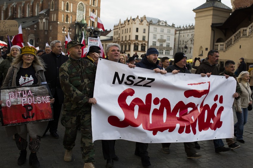 Kraków. Pochód patriotyczny z Wawelu na Rynek [ZDJĘCIA]