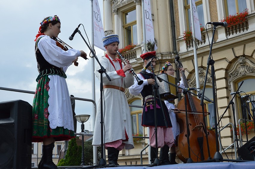 Krakowskie pawie piórka i gruzińskie śpiewy na estradzie przed ratuszem [ZDJĘCIA]