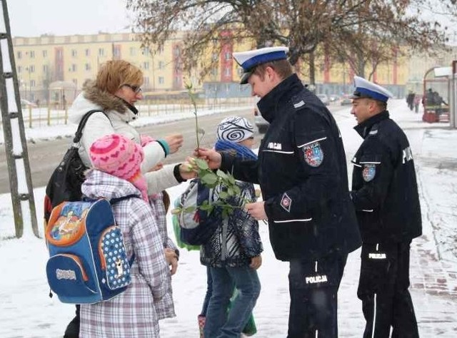 8 marca skarżyscy policjanci nie wręczali paniom mandatów, tylko kwiaty.