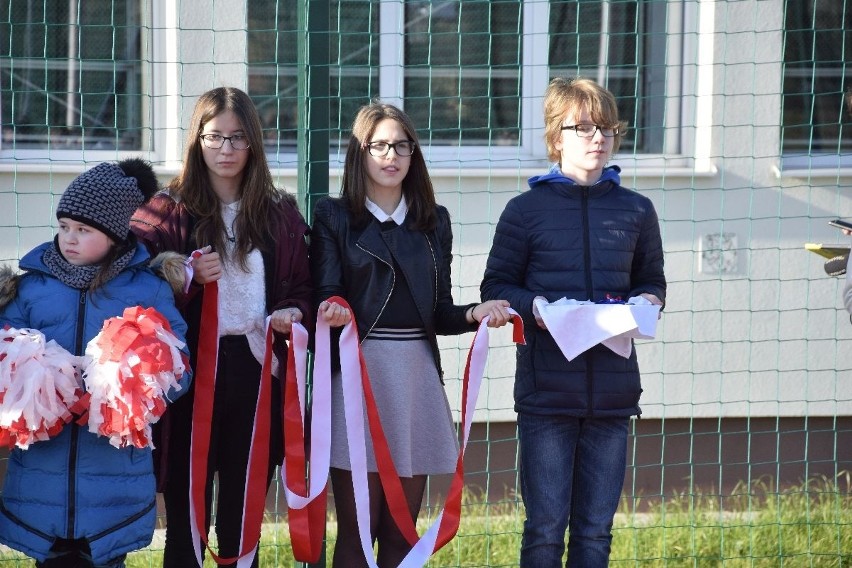 Kolejna kielecka szkoła z nowymi boiskami. Uczniowie przygotowali artystyczne i sportowe popisy 