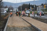 Drogowcy bawią się lampami w Kielcach. Przenoszą je z miejsca na miejsce (ZDJĘCIA)