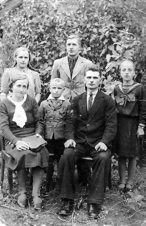 Fotografia rodzinny Kujawów z okresu okupacji - maj 1940 rok. Na zdjęciu: matka Wacława, ojciec Czesław, córka Kazia z narzeczonym Stefanem, druga córka Czesia i syn Heniek (autor wspomnień).